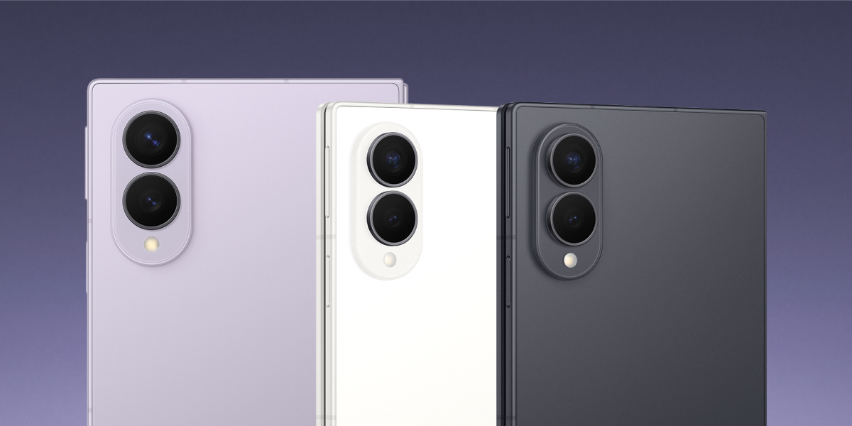 De achterkant van de paarse witte en zwarte Samsung Galaxy Z Fold8