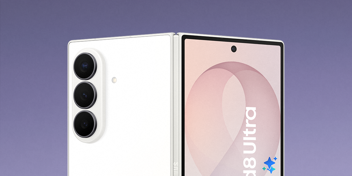 De achterkant van de opengevouwen witte Galaxy Fold8 Ultra