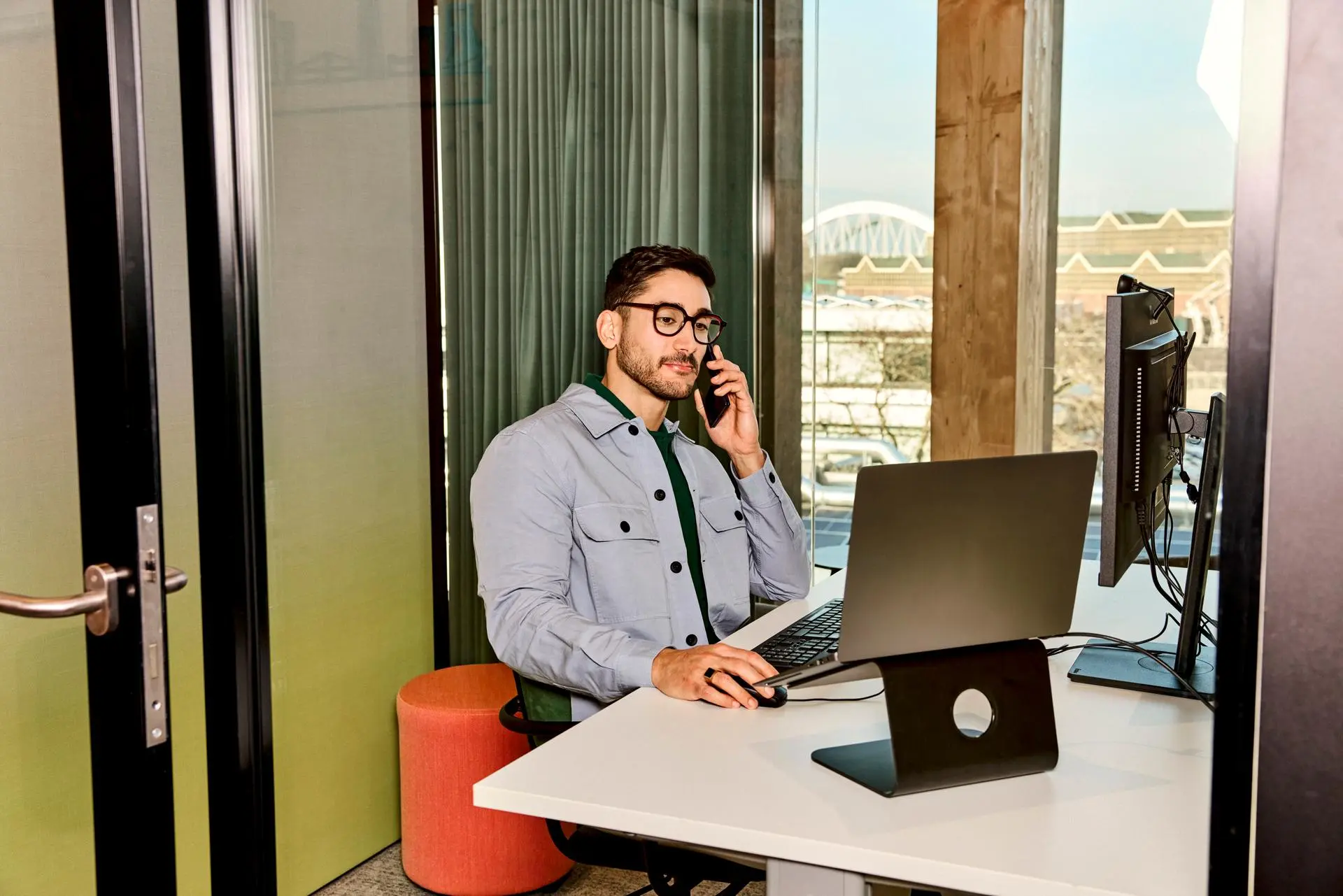 Man belt achter werkplek