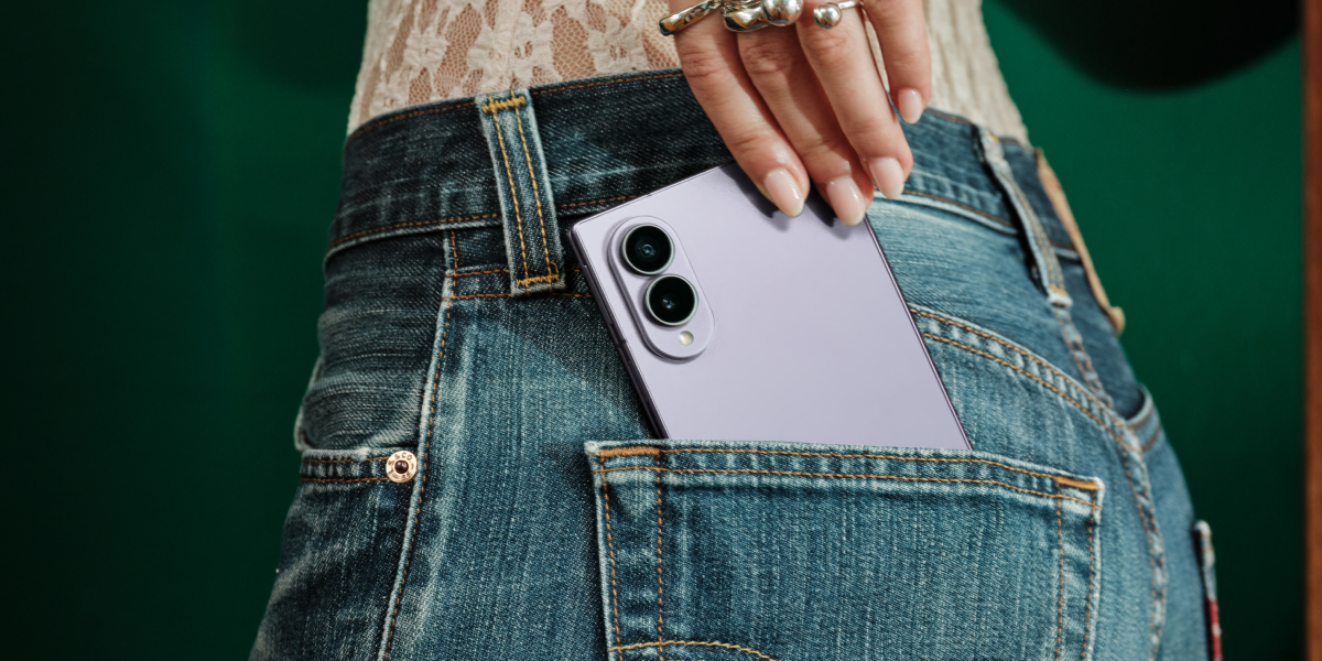 De achterkant van de paarse Samsung Galaxy Z Fold8 in een broekzak