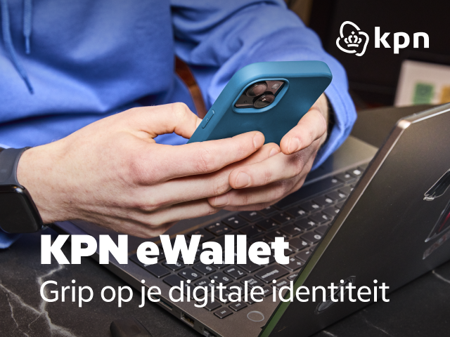 Persoon achter laptop met telefoon in hand en de tekst 'KPN eWallet - Grip op je digitale identiteit'