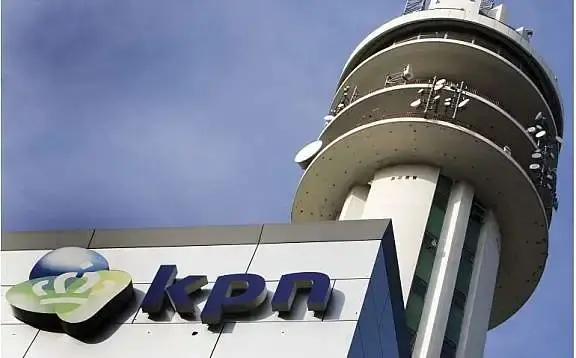 Zendtoren van KPN met het oude KPN logo er op