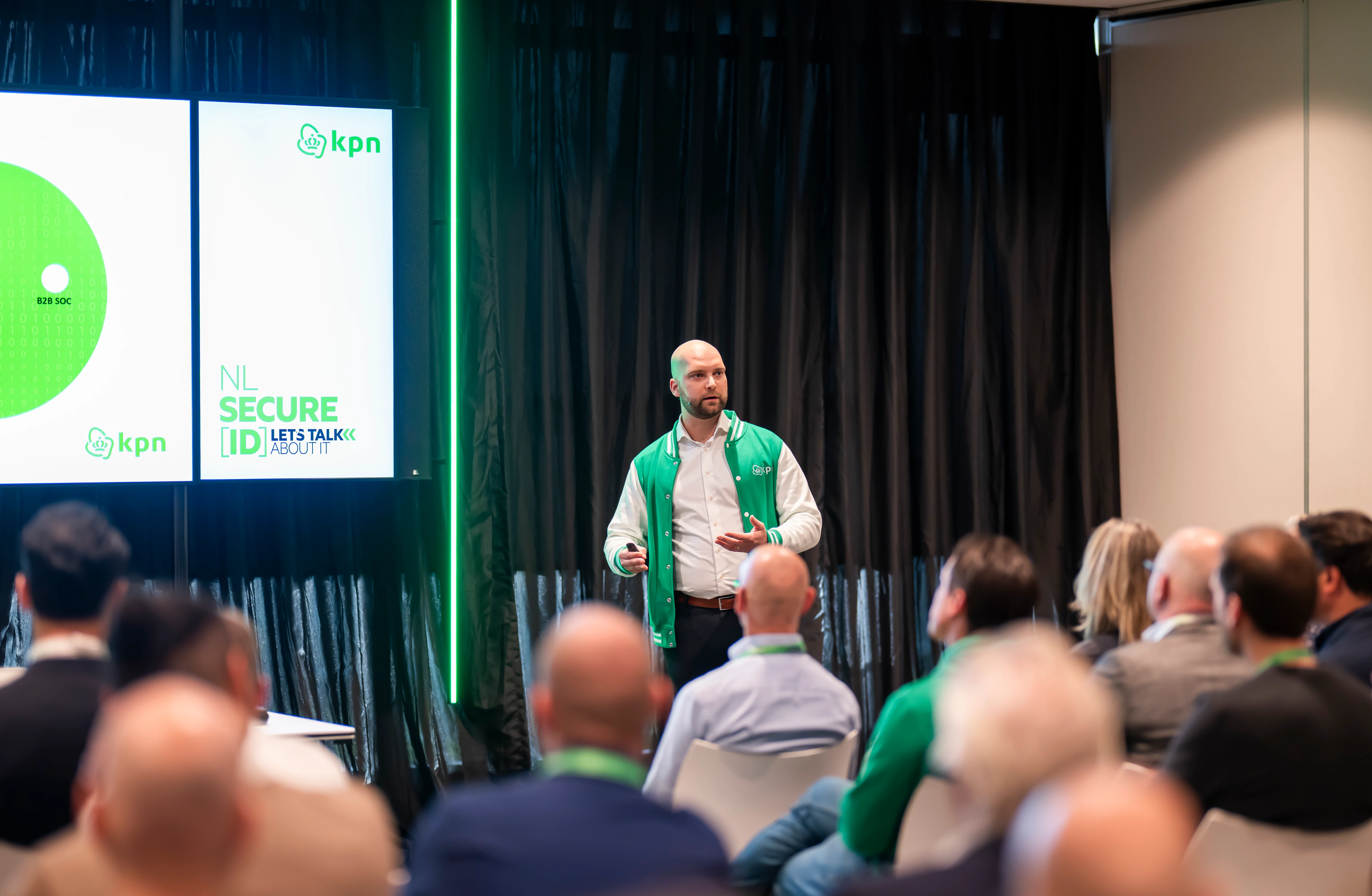 Persoon spreekt zaal toe tijdens NLSecure[ID] event