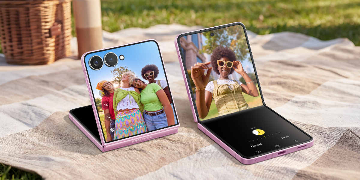 Het scherm van de roze Flip8 in actie terwijl de telefoon half openstaat