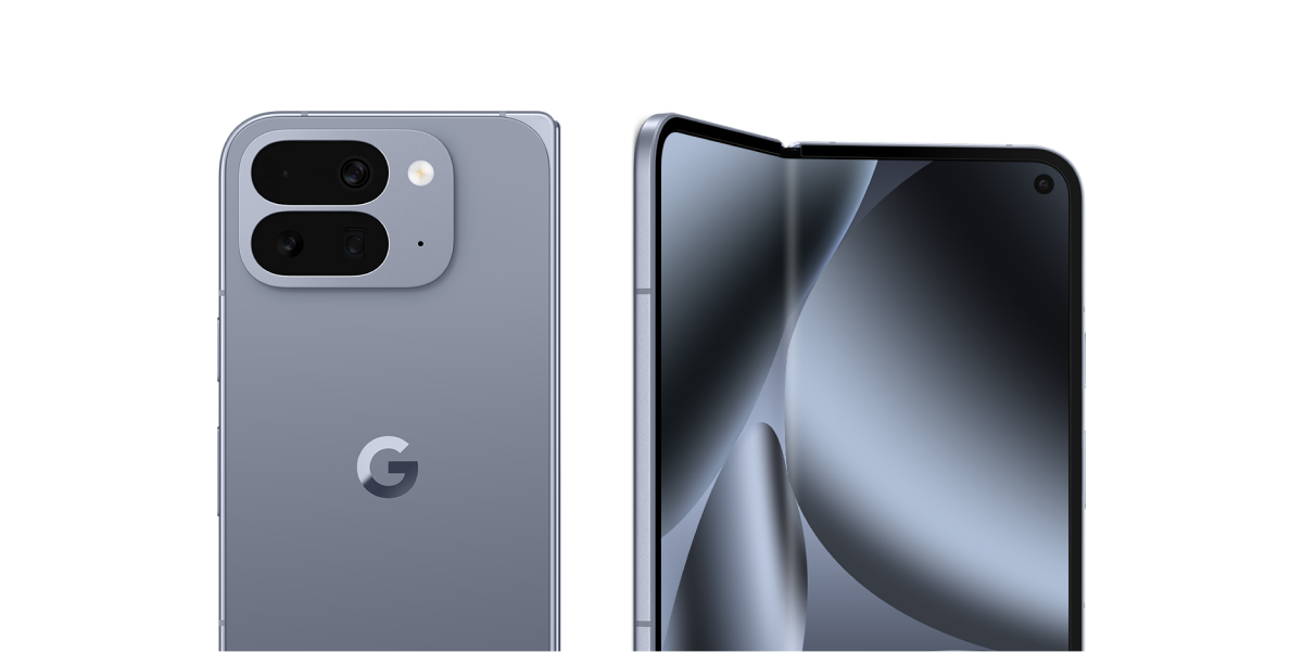 Je ziet links e achterkant van de Google Pixel 10 Pro Fold en rechts is het toestel opengeklapt, allebei in de kleur Moonstone