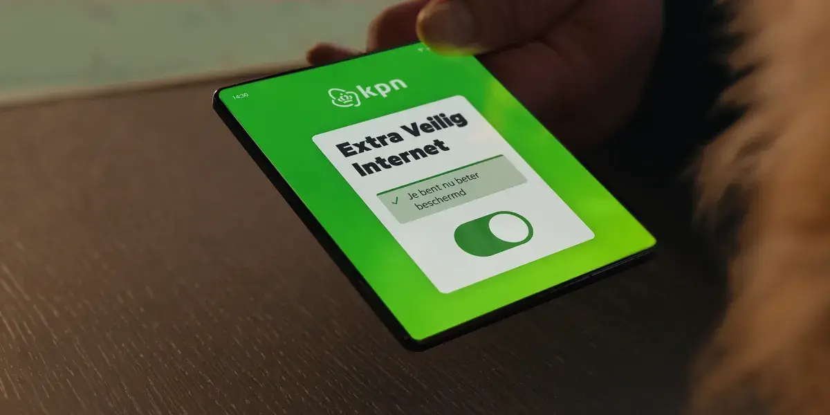 Tablet met daarop de tekst 'Extra Veilig Internet'