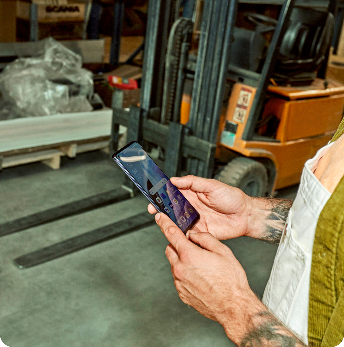 Persoon die een telefoon vasthoudt