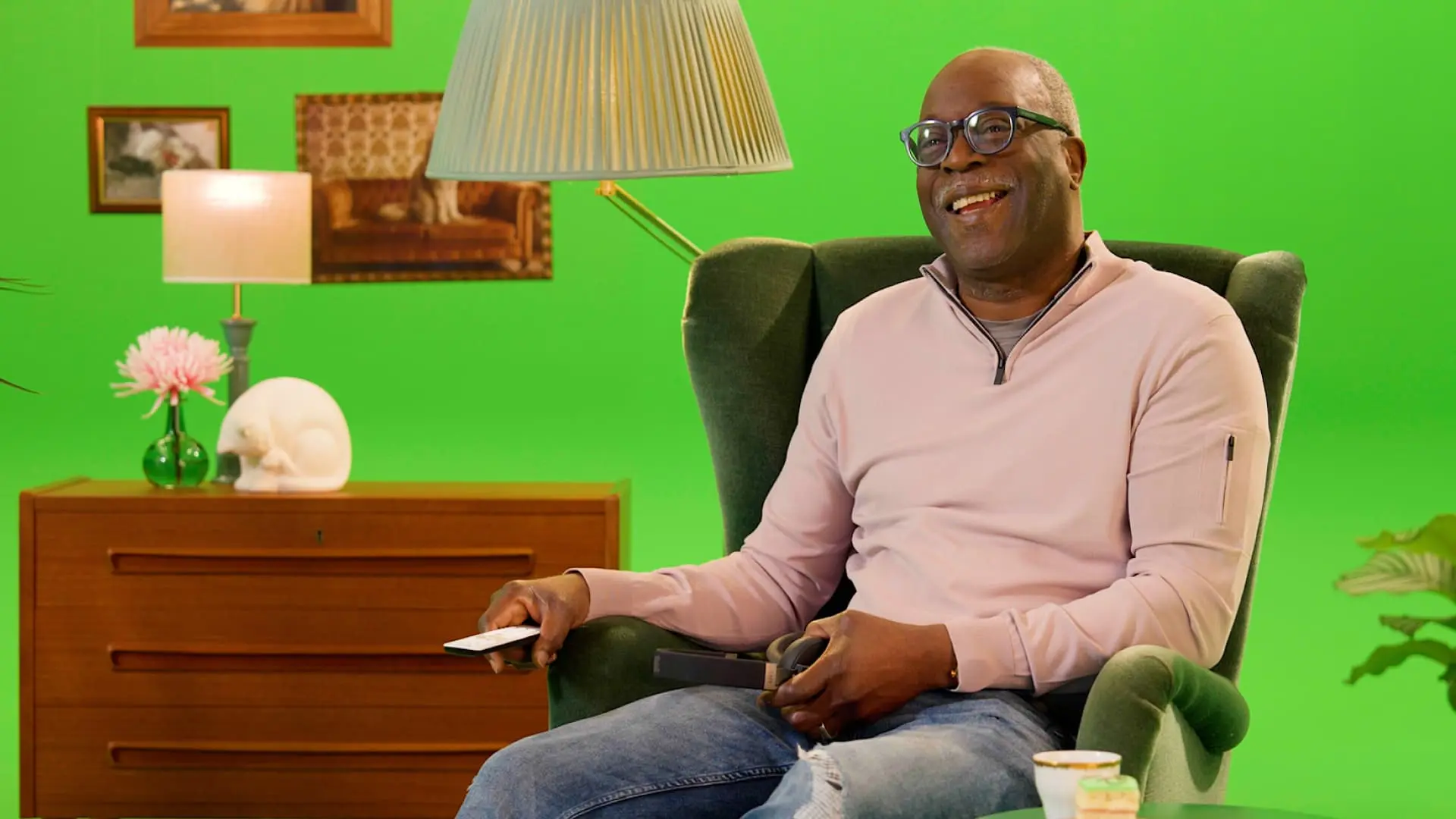 Oudere meneer met afstandsbediening in zijn hand kijkt tv