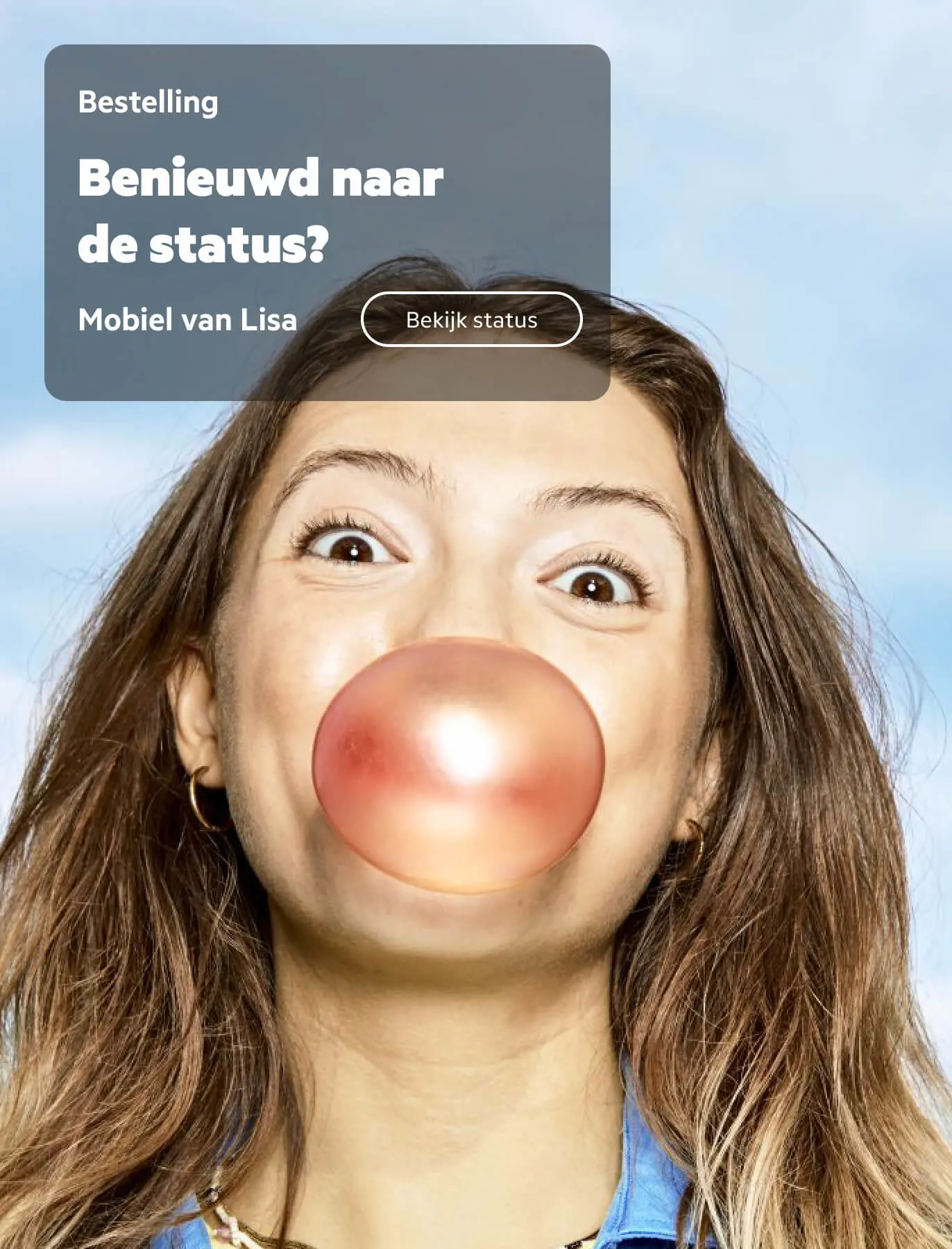 Op de achtergrond een vrouw met kauwgumbel en daarboven een app-melding met de tekst: Bestelling. Benieuwd naar de status? Mobiel van Lisa.