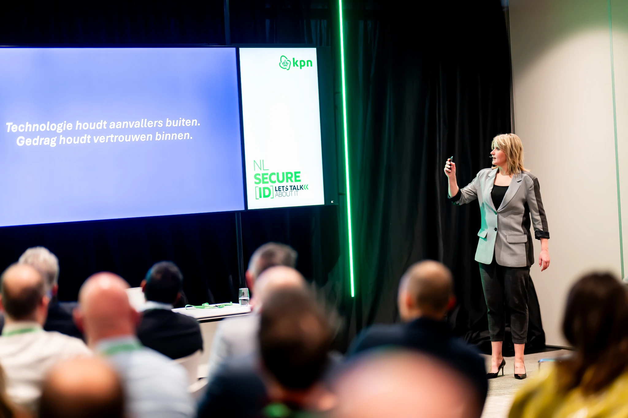 Persoon geeft presentatie tijdens NLSecure[ID] event