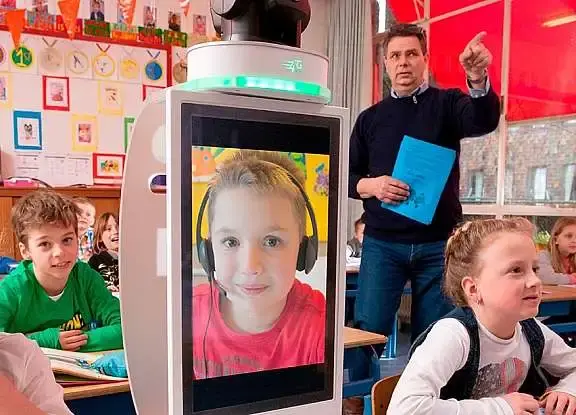 Leerrkracht in klas geeft uitleg, kind met klasgenoot kijkt mee