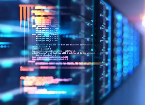 Datacenter met een beeldscherm waarop data voorbij komt