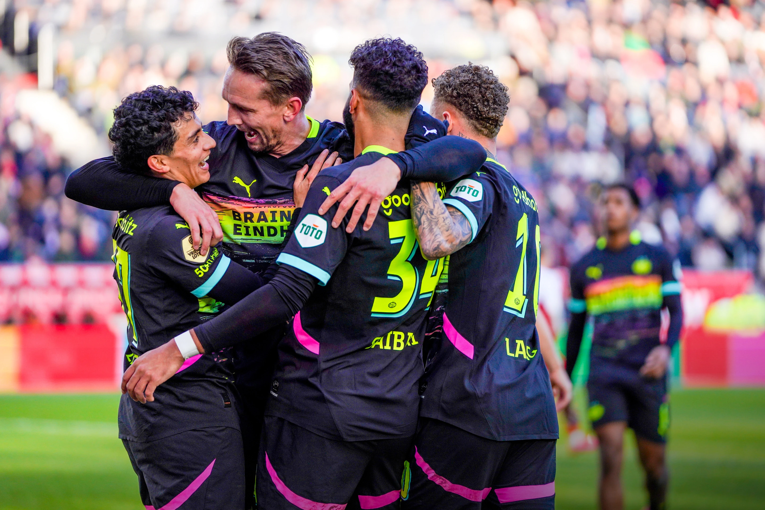 Juichende spelers van PSV