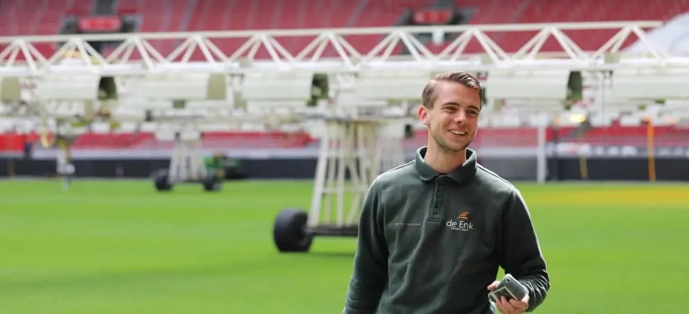 Jongen op het veld van een voetbalstadion.