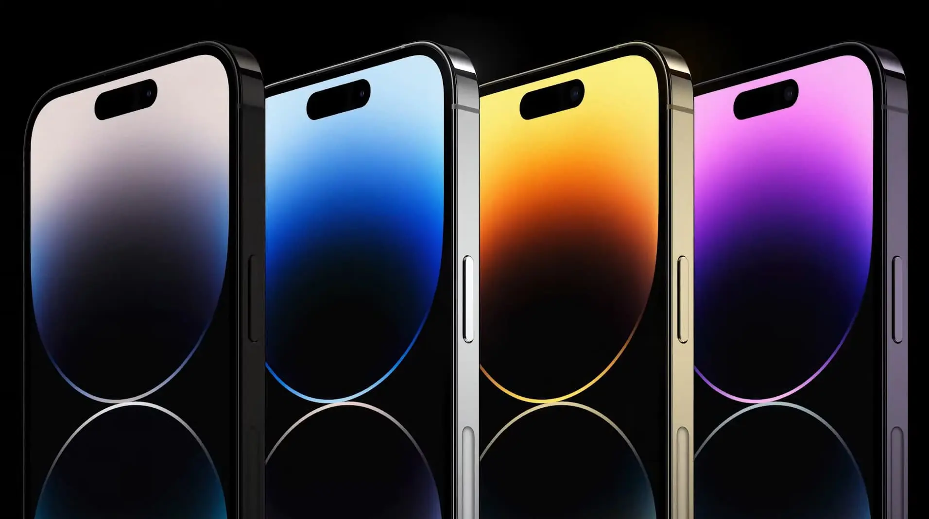 vier iphones in de kleuren zwart, wit, geel en paars op een donkere achtergrond