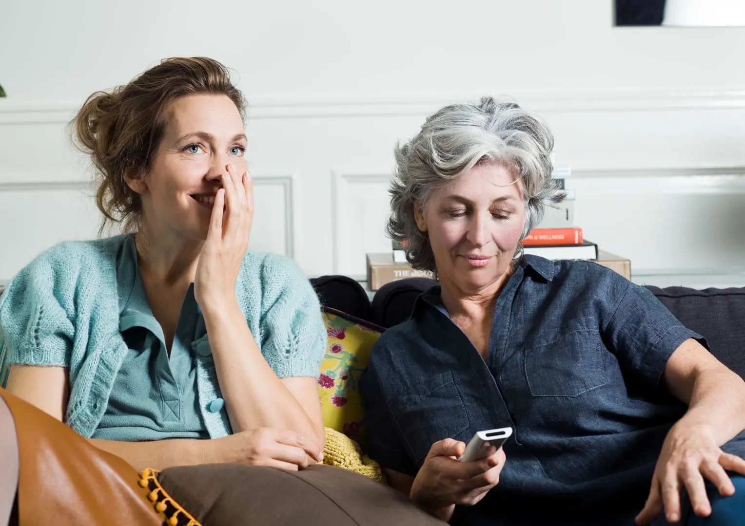 twee vrouwen op de bank met afstandsbediening