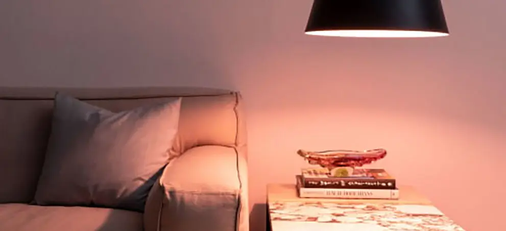 Smart home lamp in de woonkamer