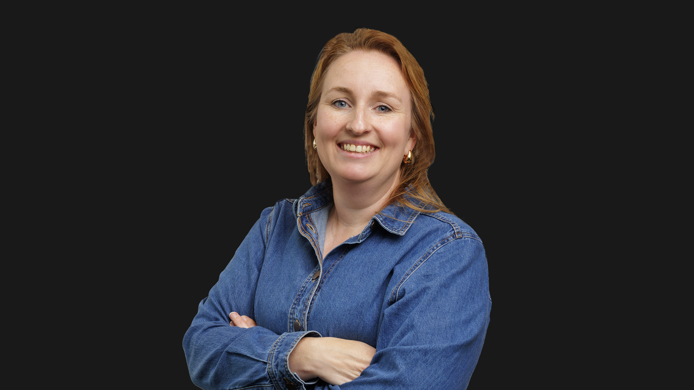 Vrouwelijke collega kijkt lachend naar de camera
