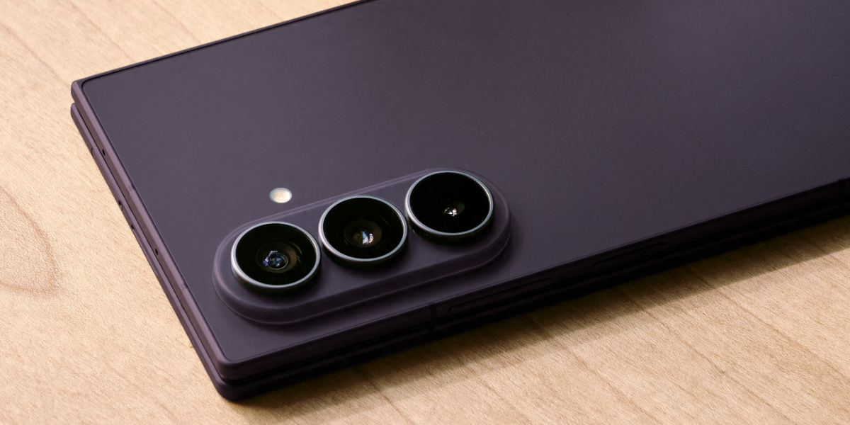 Achterkant van de paarse Fold8 Ultra met 3 camera's