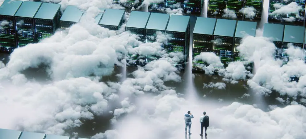 Twee mensen staan tussen servers. Tussen de servers hangen wolken.