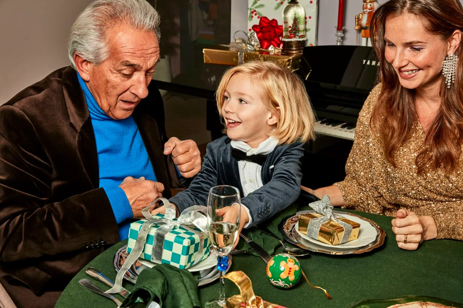 Kerst aan tafel met cadeautjes