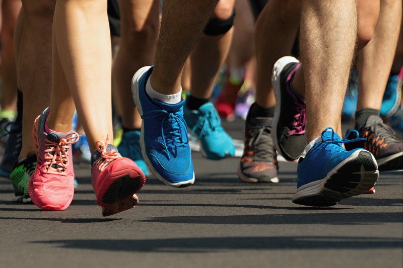 marathonlopers-lopen-op-weg-stad