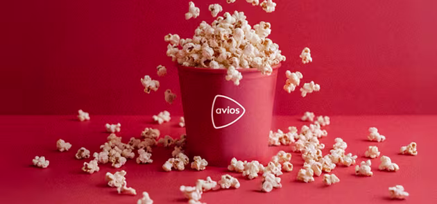 Dos personas comiendo palomitas