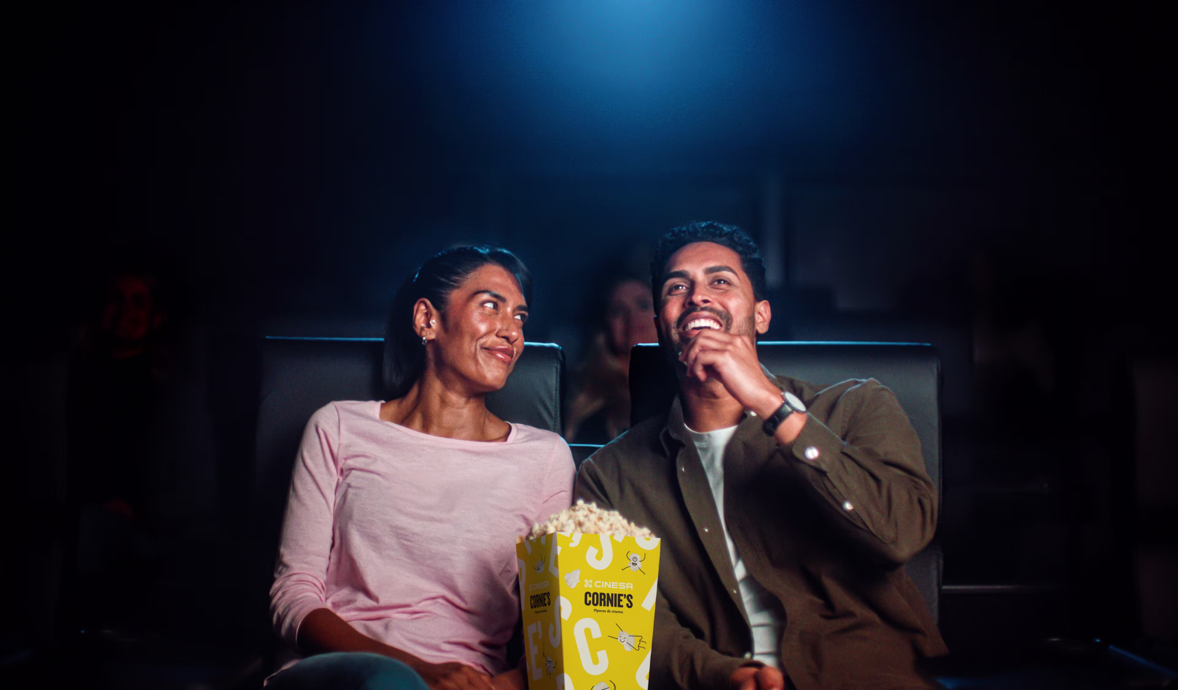 Pareja viendo una película