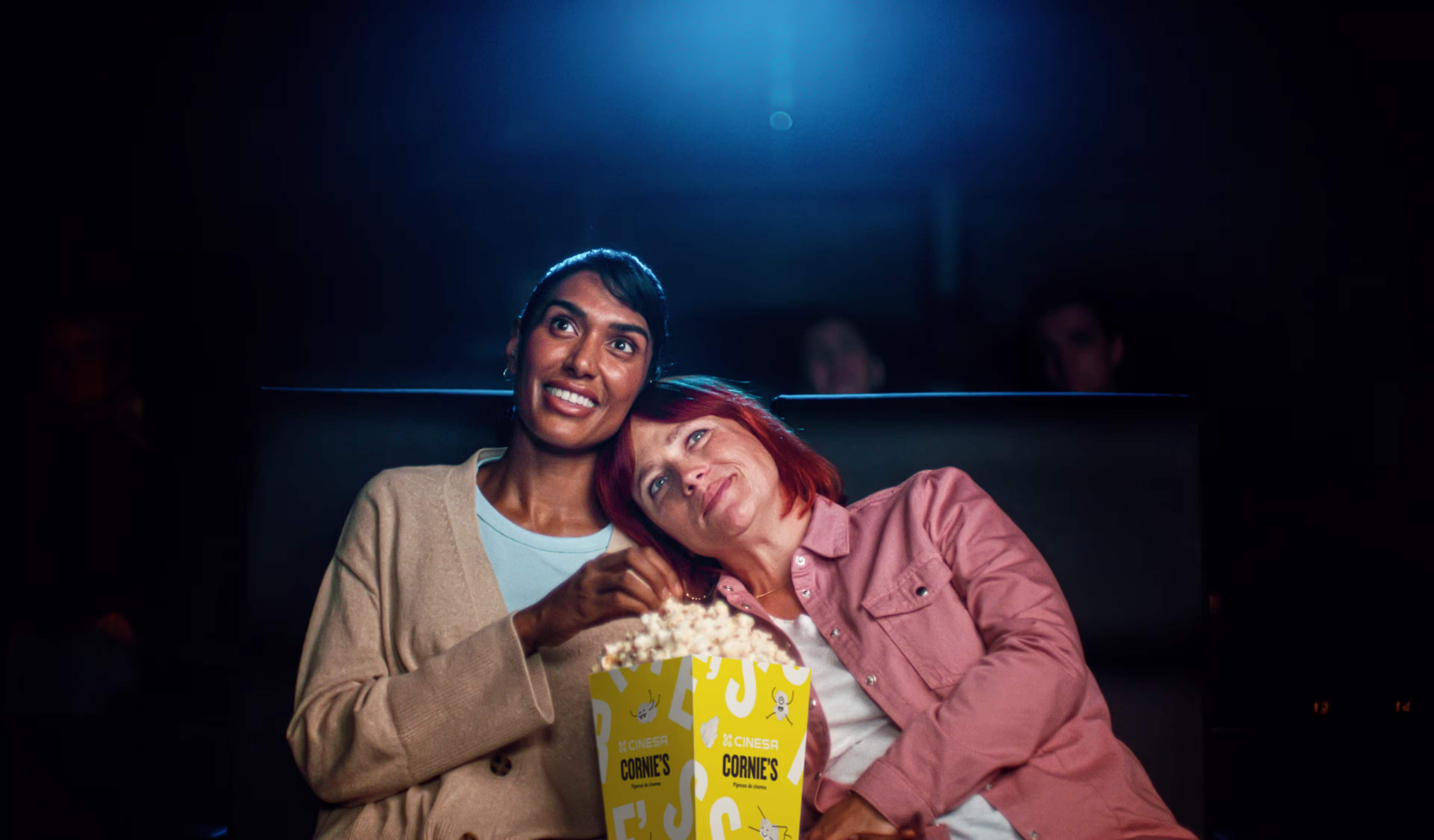 Pareja comiendo palomitas