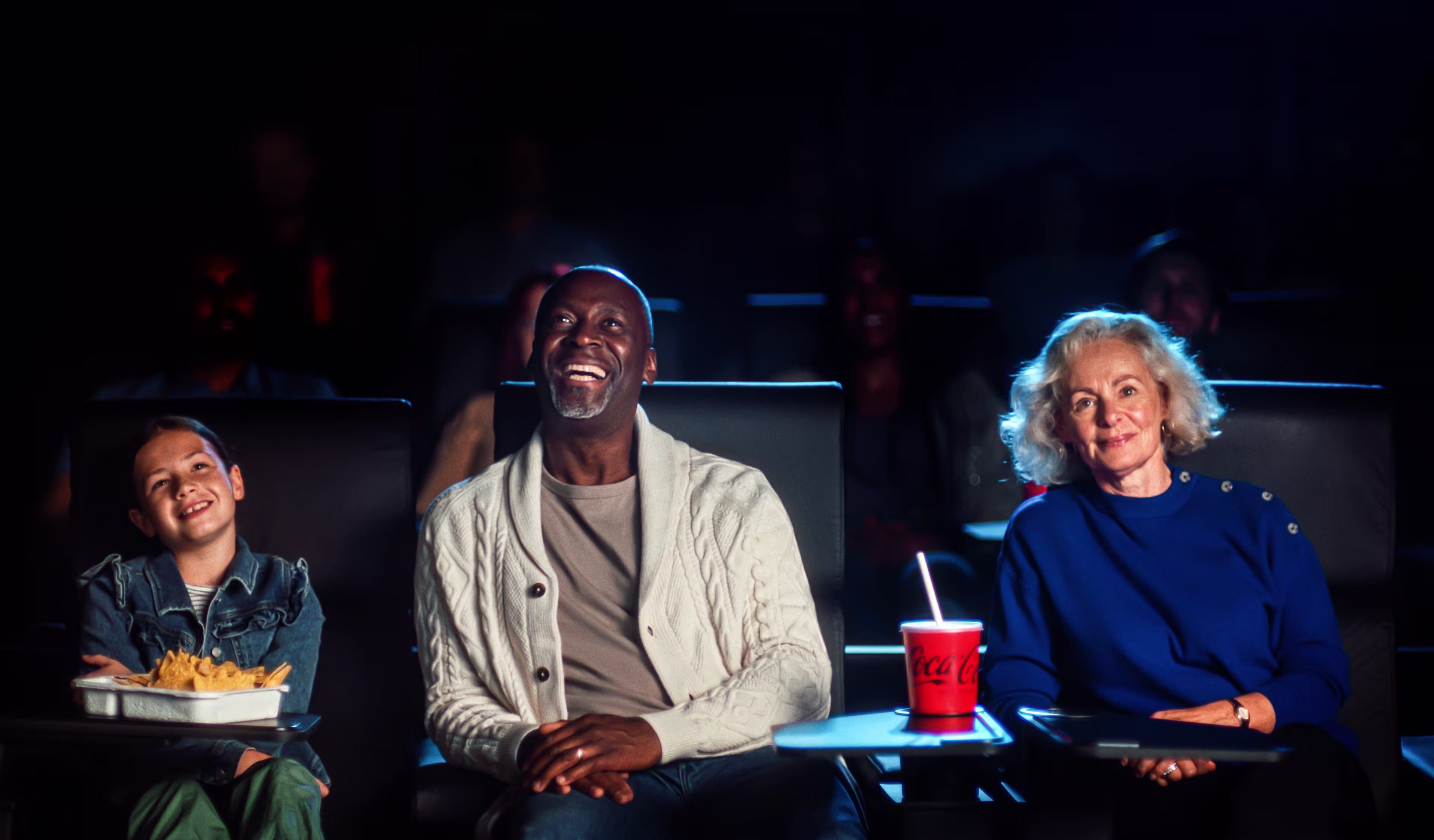 Familia viendo una película