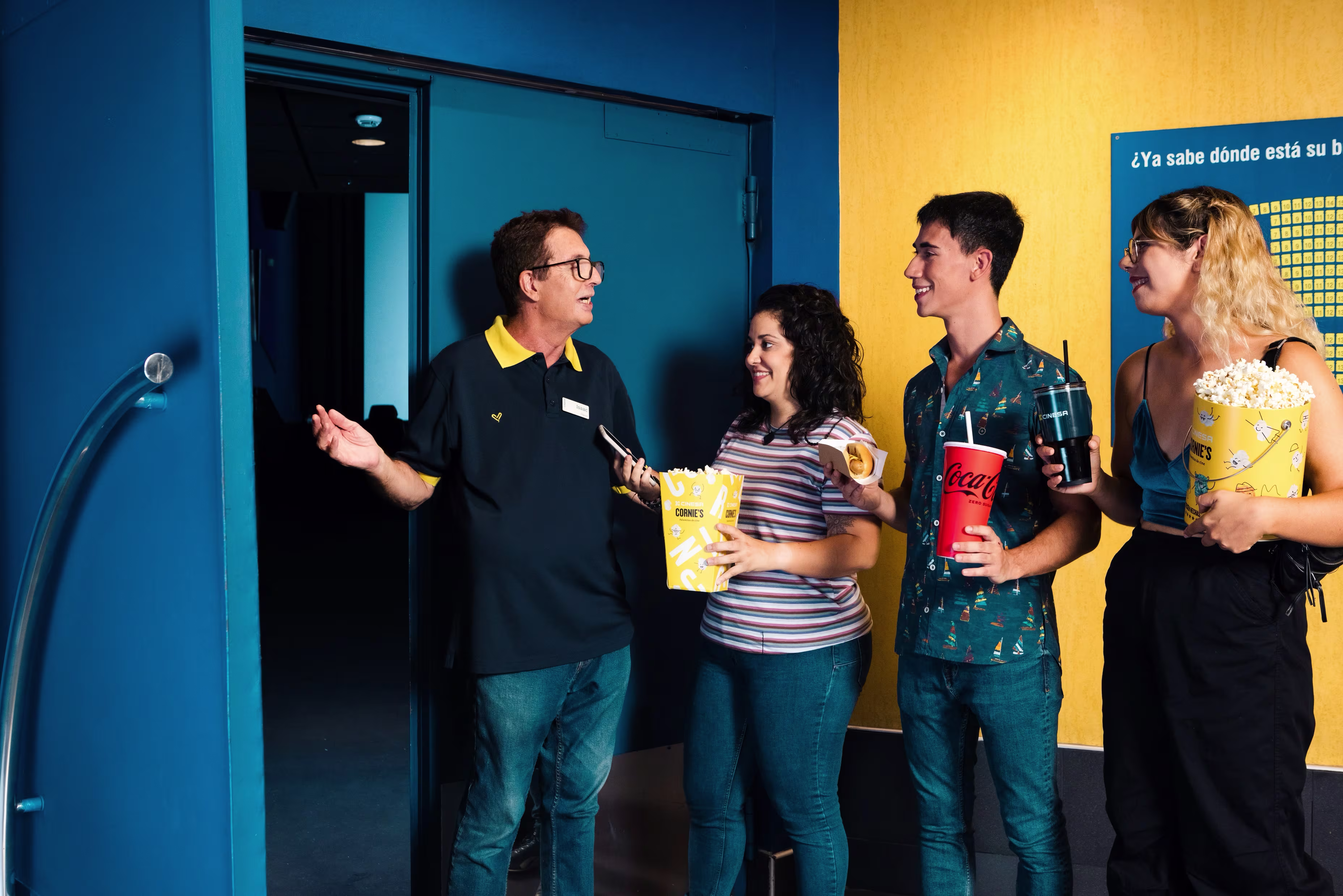 Amigos a punto de ver una película