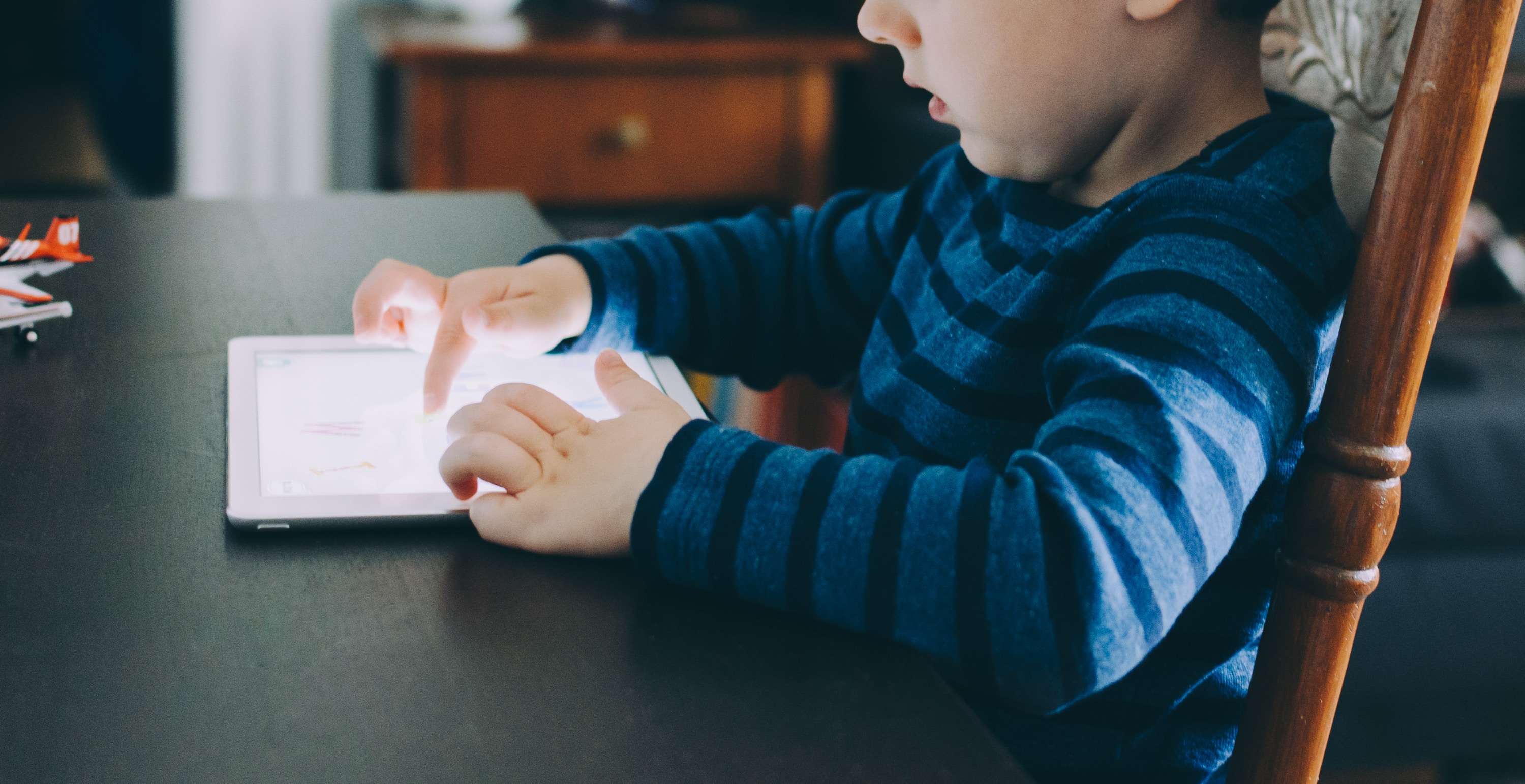 child-with-tablet