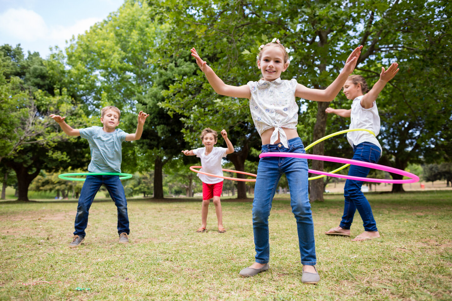 children hula hooping