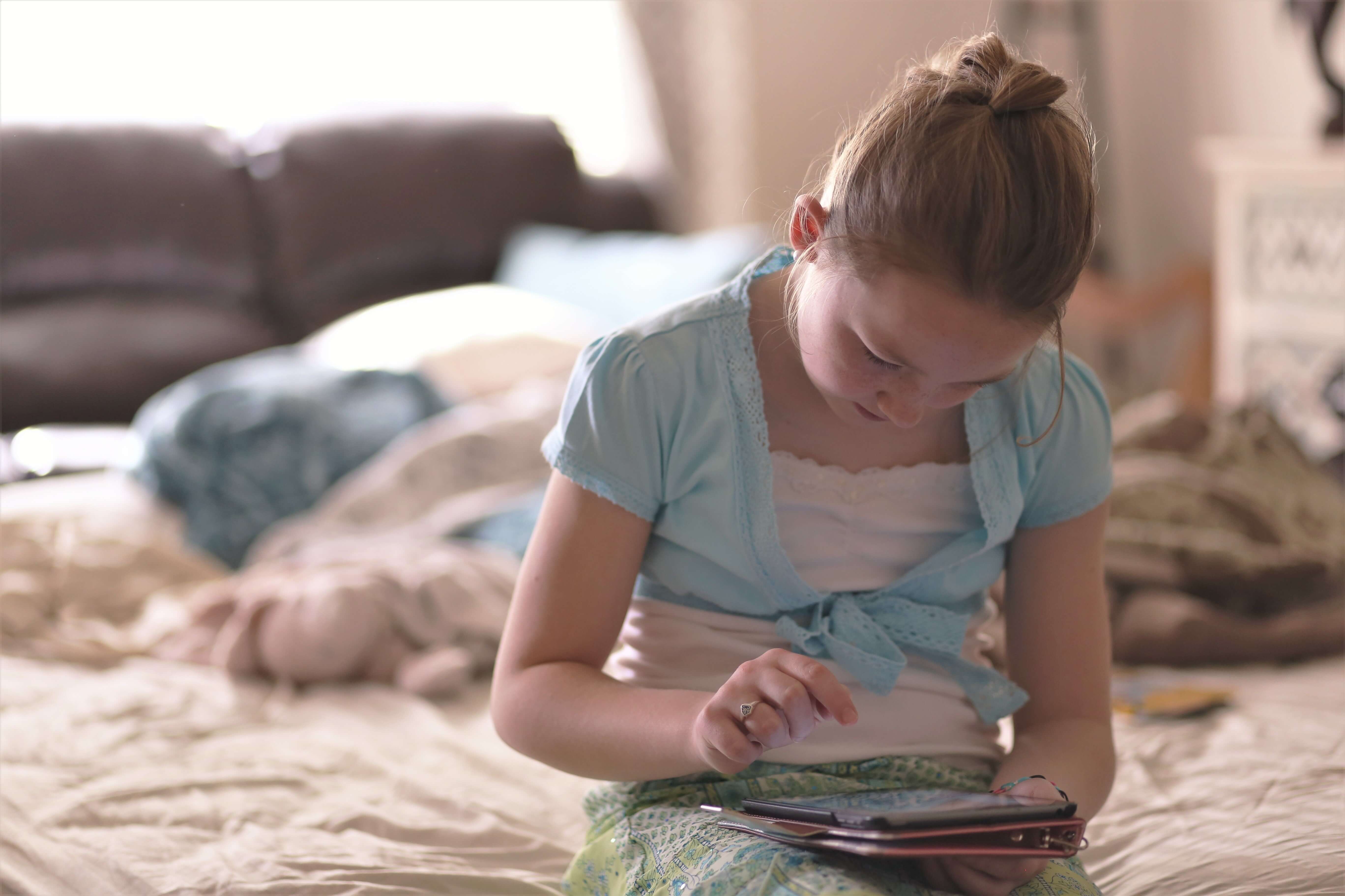 bed-blond-hair-child-autism-technology