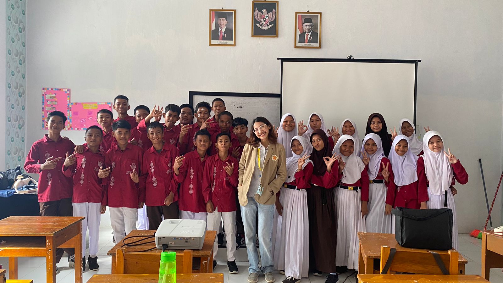 Kegiatan Pengenalan Dasar-Dasar Jurnalistik di SMPN 3 Satap Batudaa Pantai