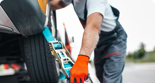 Mann im Autoservis