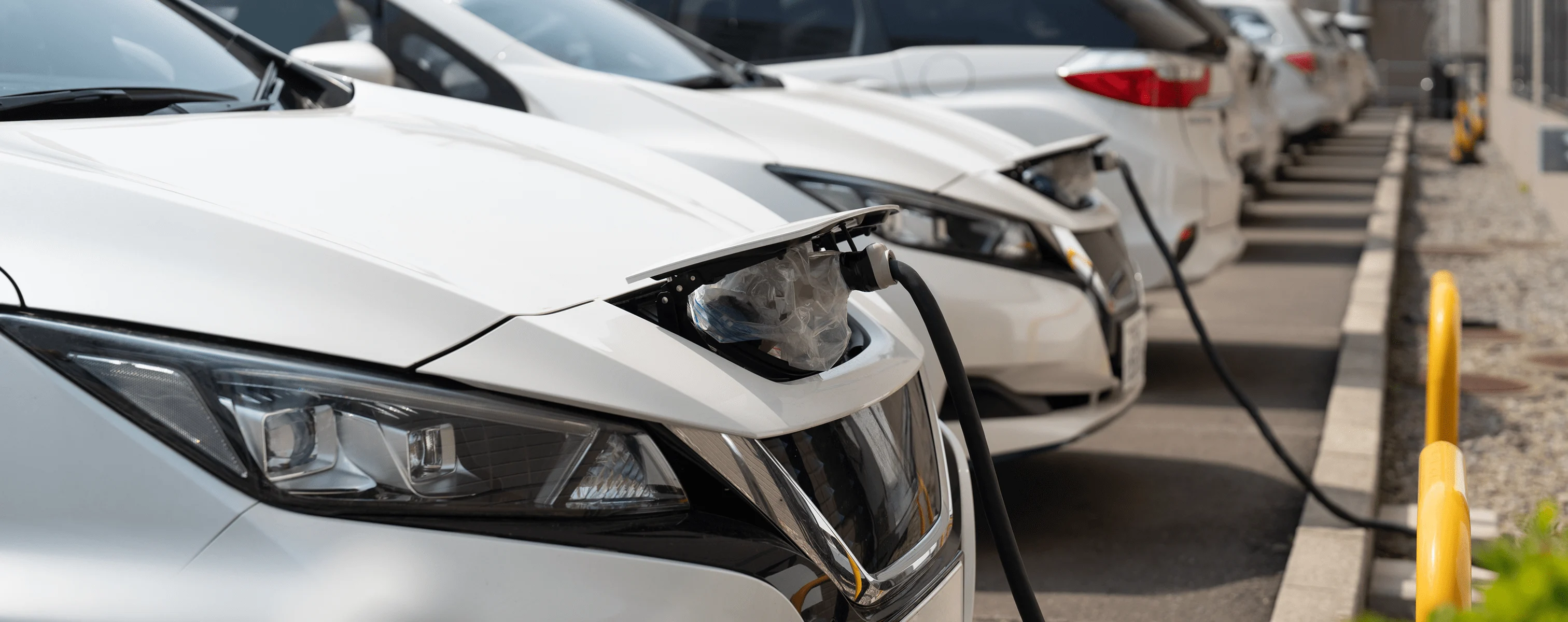 Firmenfahrzeuge beim Ladevorgang – Alltag kleiner und mittelständischer Flotten.