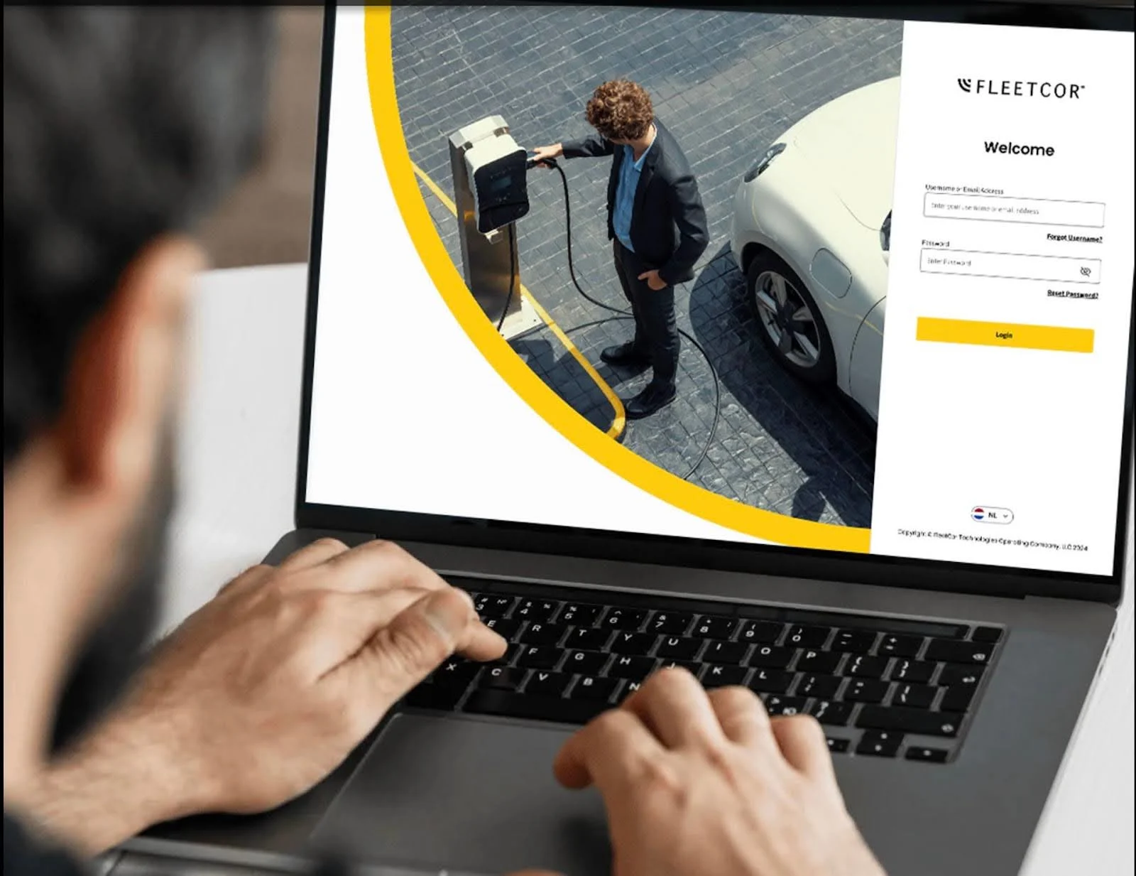 Persoon gebruikt laptop met Fleetcor-login.