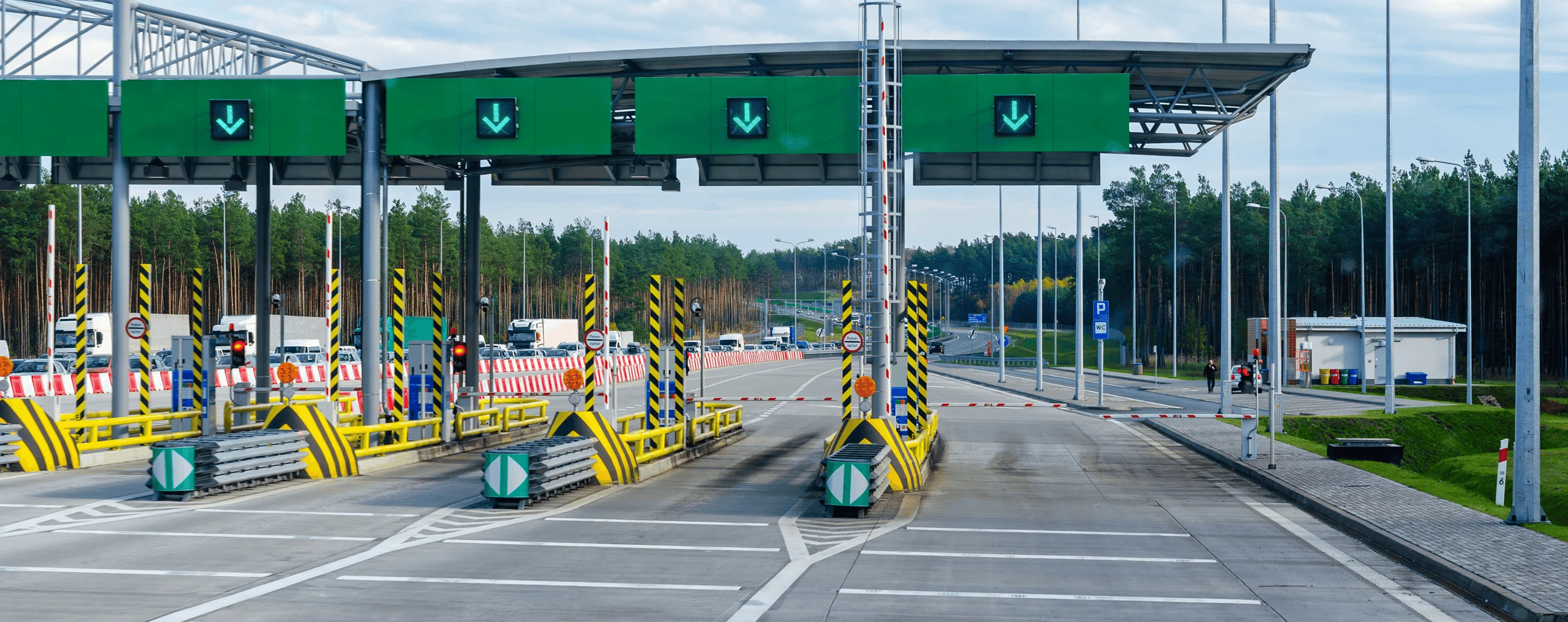 Mautstation auf einer mehrspurigen Autobahn mit geöffneten Fahrspuren.