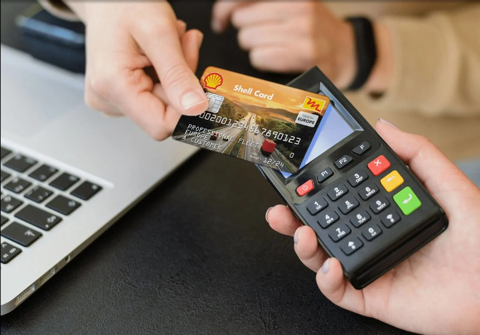 Betaling met Shell Card bij een tankstation.