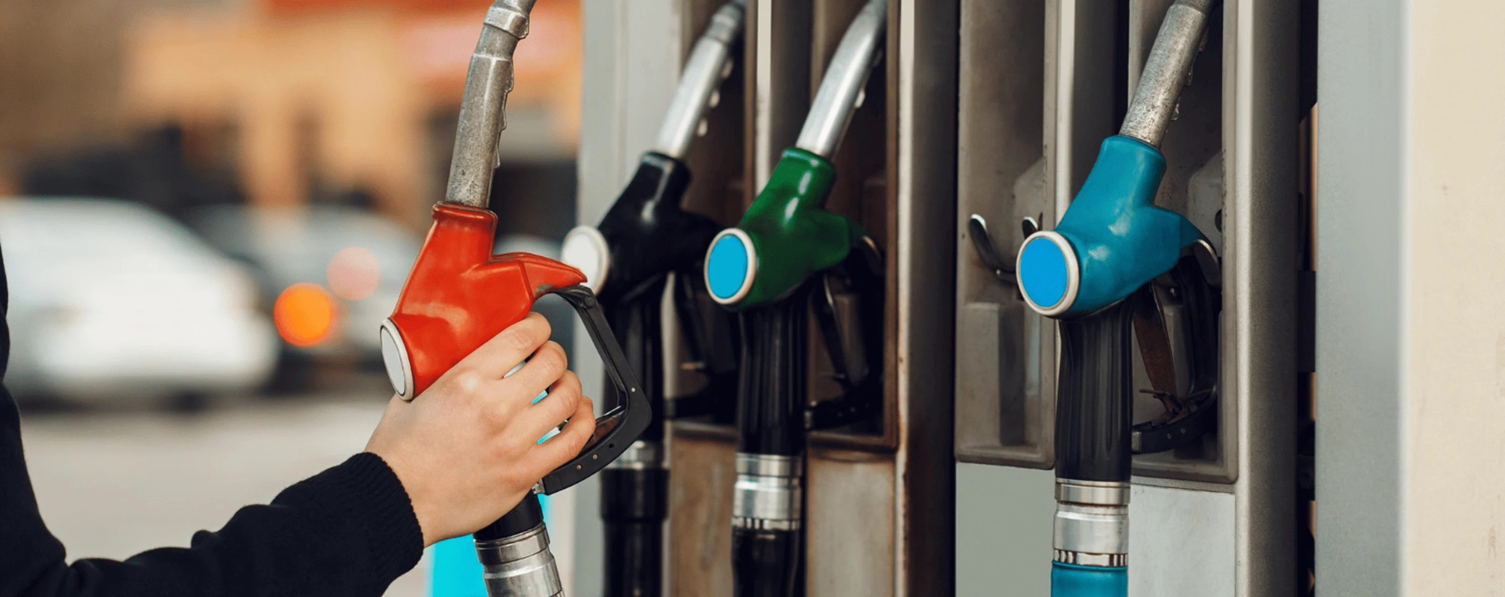 Zapfpistolen an einer Tankstelle für Benzin und Diesel.