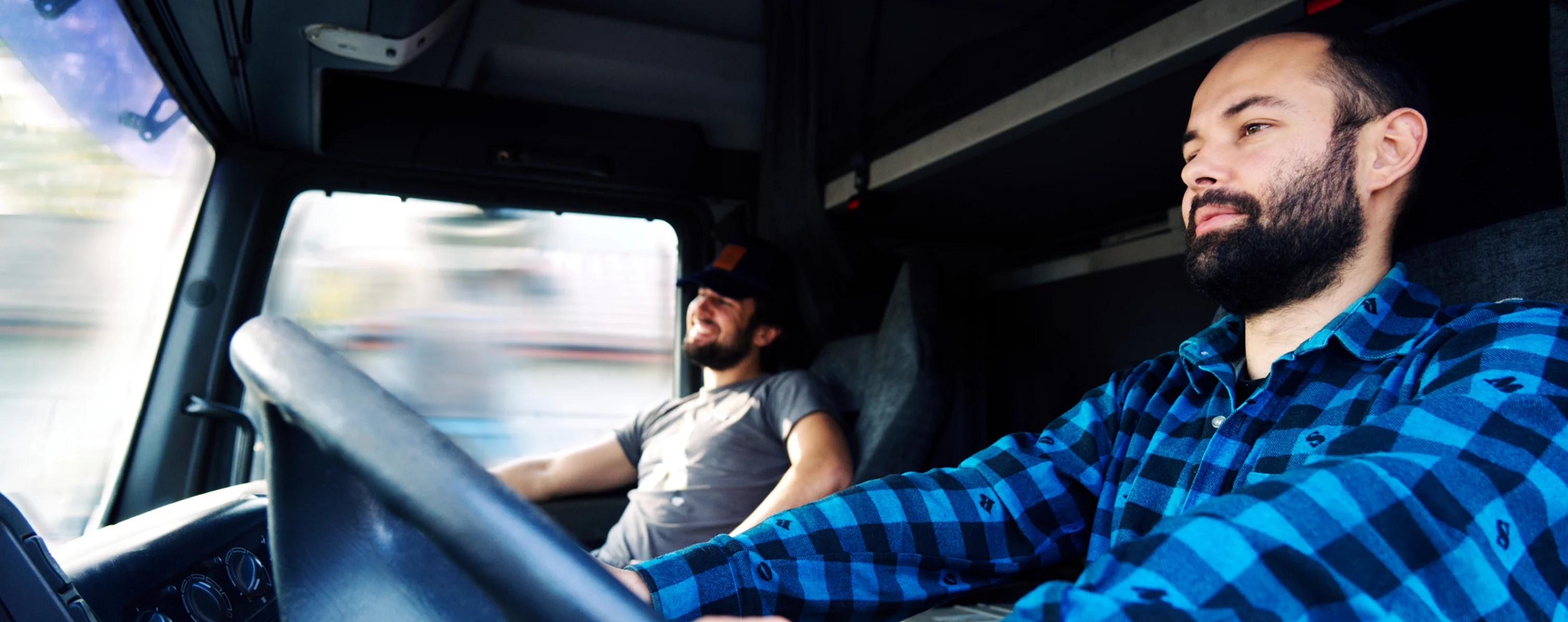 Dwóch kierowców w pojeździe.