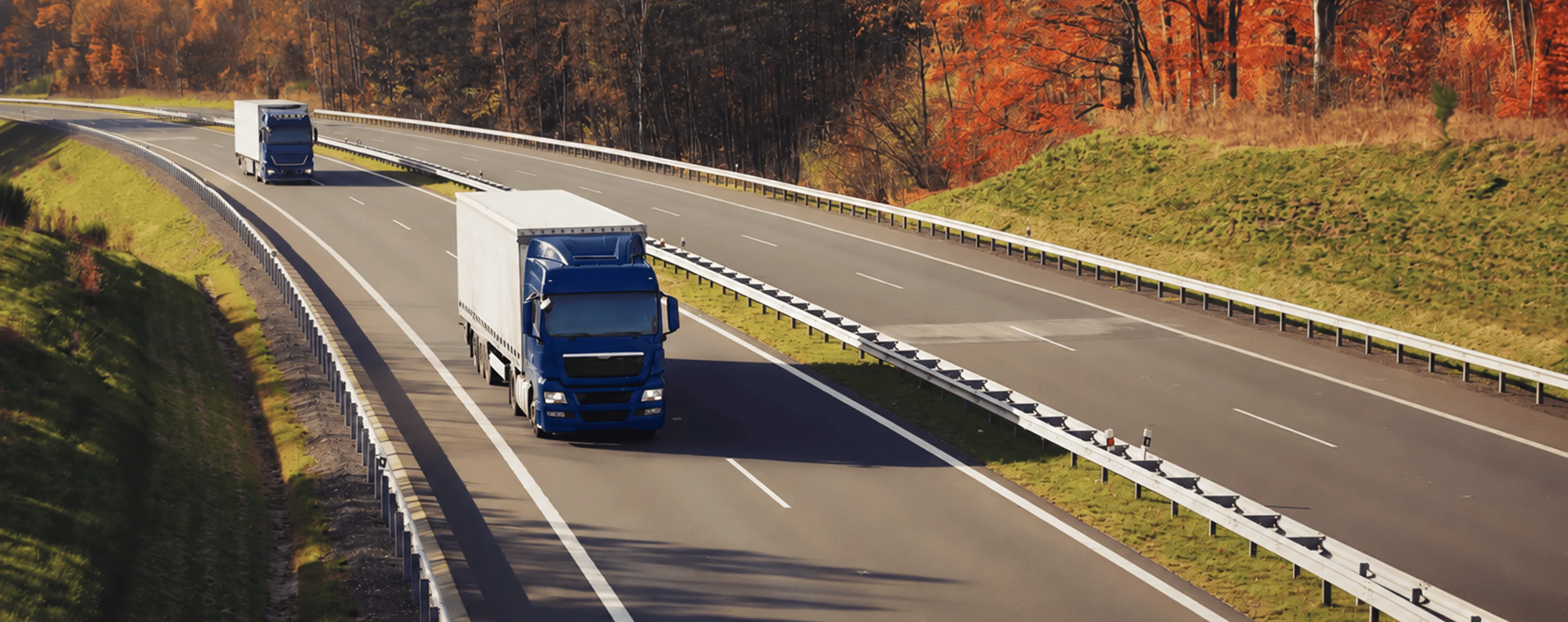 Zwei weiße LKW fahren auf einer Autobahn