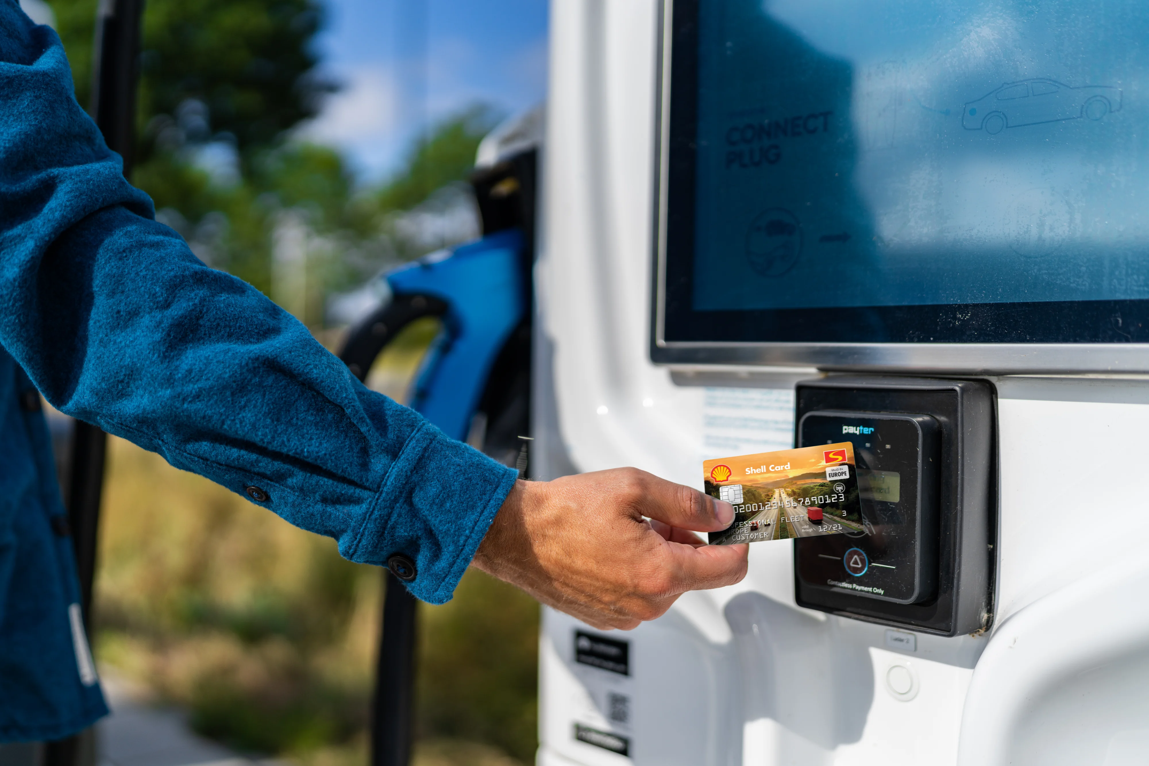 Zahlung mit der Kreditkarte.