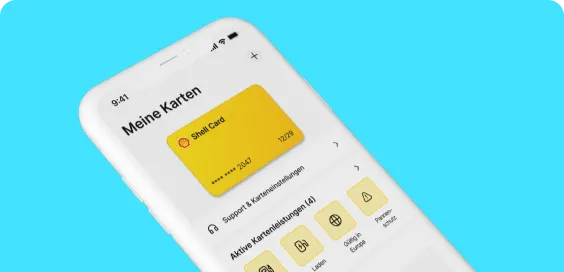 Mann mit Mobiltelefon im Auto