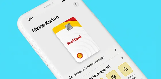 Mann mit Mobiltelefon im Auto