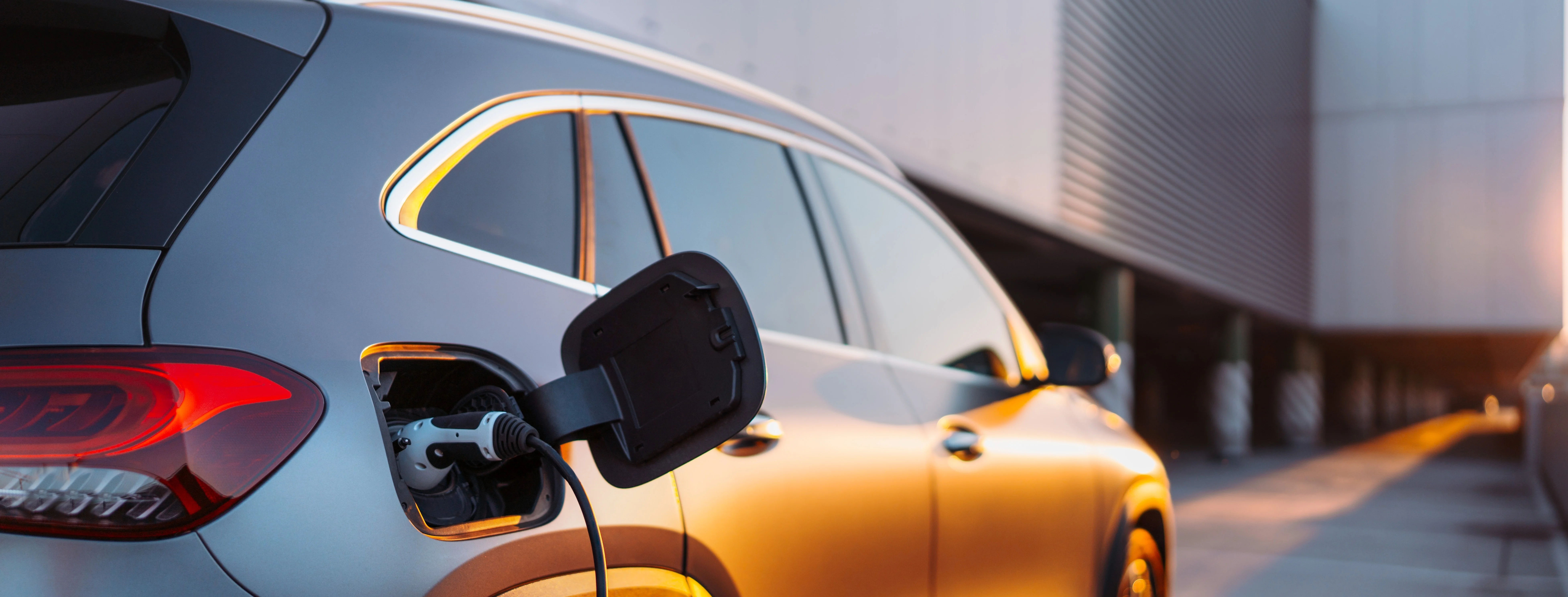 Ein Elektroauto wird an einer Ladestation aufgeladen.