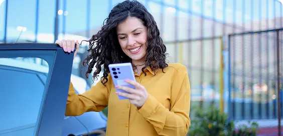 Frau mit Mobiltelefon und Laptop