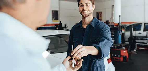 Mann im Autoservis