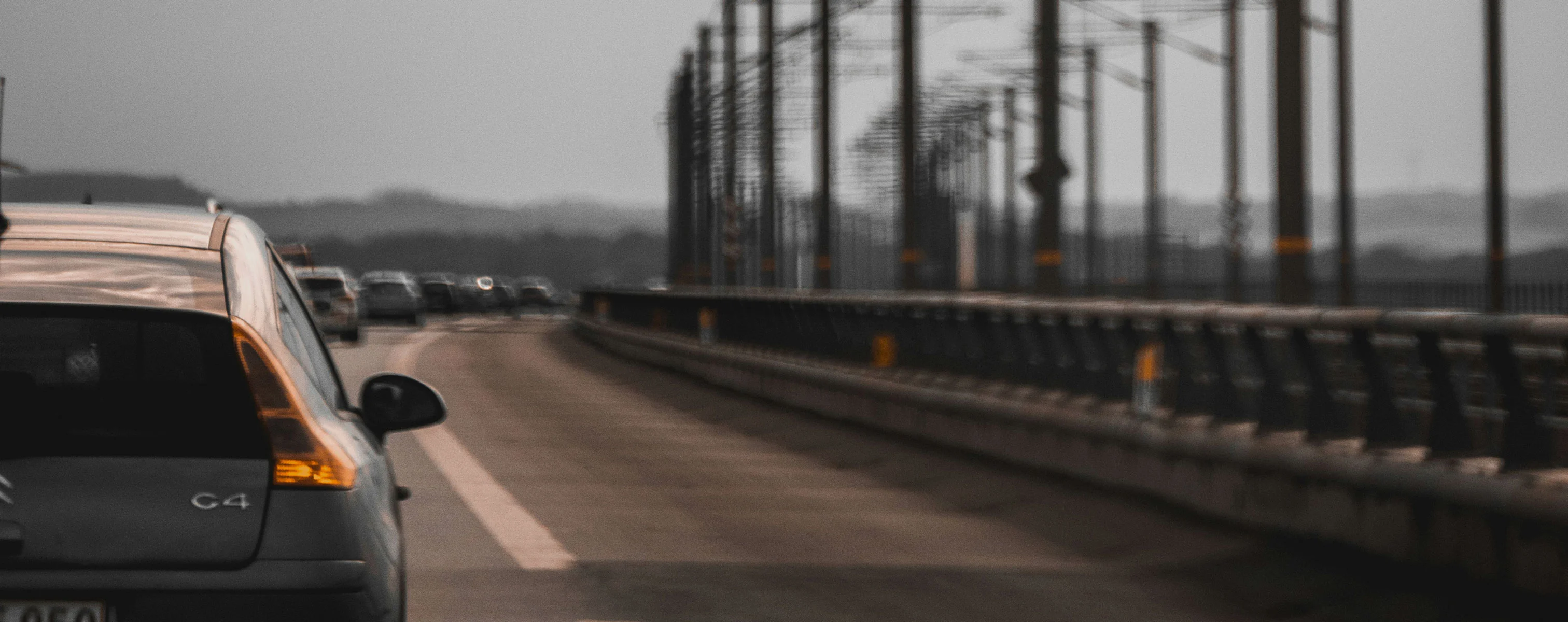 auta stojące w korku